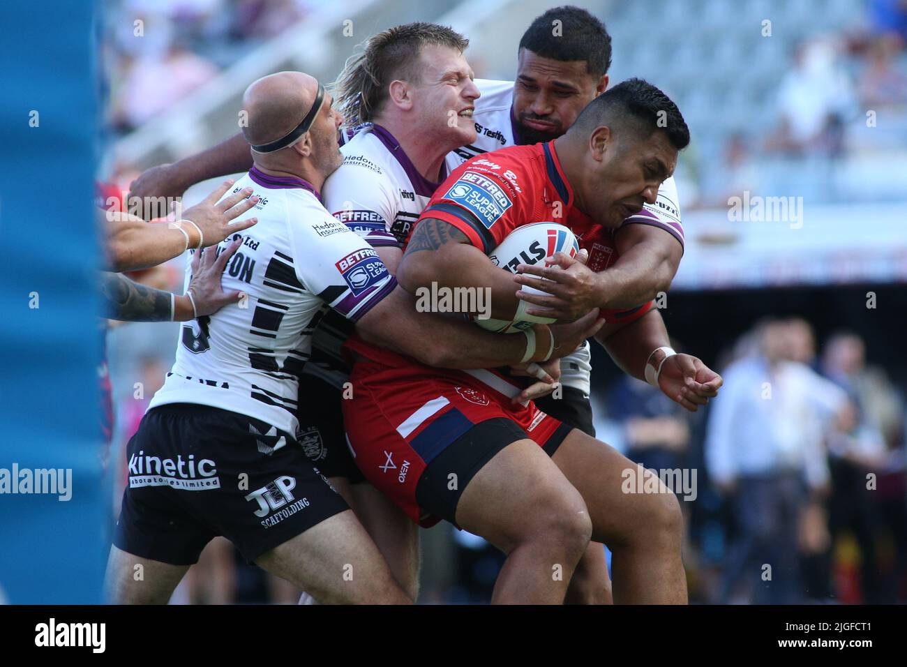 St James Park, Newcastle, Newcastle upon Tyne, Großbritannien. 10.. Juli 2022. Betfred Super League - Magic Weekend Hull KR vs Hull FC Albert Vete von Hull Kingston Rovers wird von Danny Houghton, Brad Fash und Chris Satae vom Hull FC angegangen. Kredit: Touchlinepics/Alamy Live Nachrichten Stockfoto