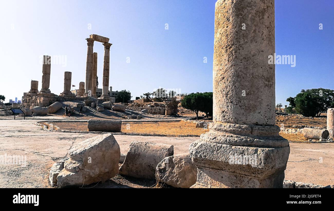 Ruinierte Säulen. Tempel bleibt in der Mitte der Stadt Amman. Steinsäule vor dem Bild. Römische Zivilisation und ihr Vermächtnis. Stockfoto