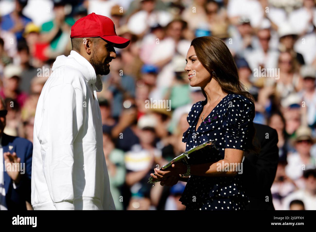 London, Großbritannien, 10.. Juli 2022: Nick Kyrgios und Catherine, Herzogin von Cambridge, nach dem Männerfinale´s bei den Wimbledon Championships 2022 beim All England Lawn Tennis and Croquet Club in London. Kredit: Frank Molter/Alamy Live Nachrichten Stockfoto