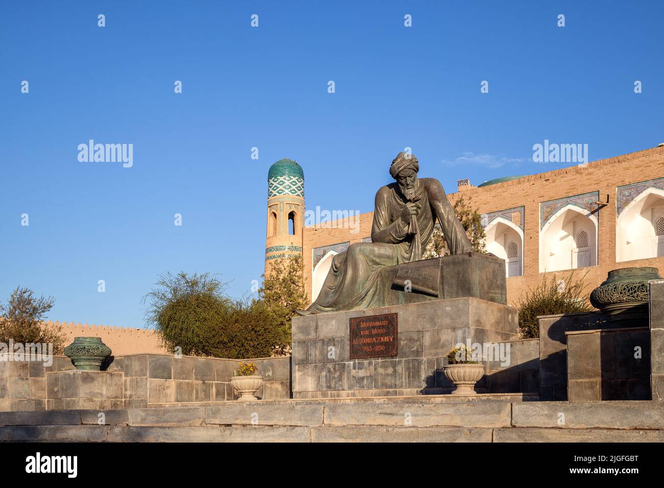 Chiwa, Usbekistan - Oktober 2016: Denkmal für den herausragenden Mathematiker des Mittelalters Muhammad ibn Musa al-Khwarizmi am westlichen Tor von IT installiert Stockfoto