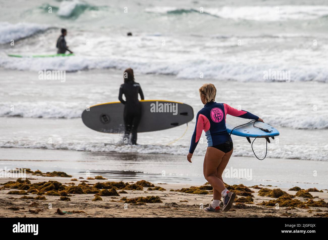 Surfsport am Strand von Famara, an der Nordwestküste der Vulkaninsel Lanzarote. Stockfoto