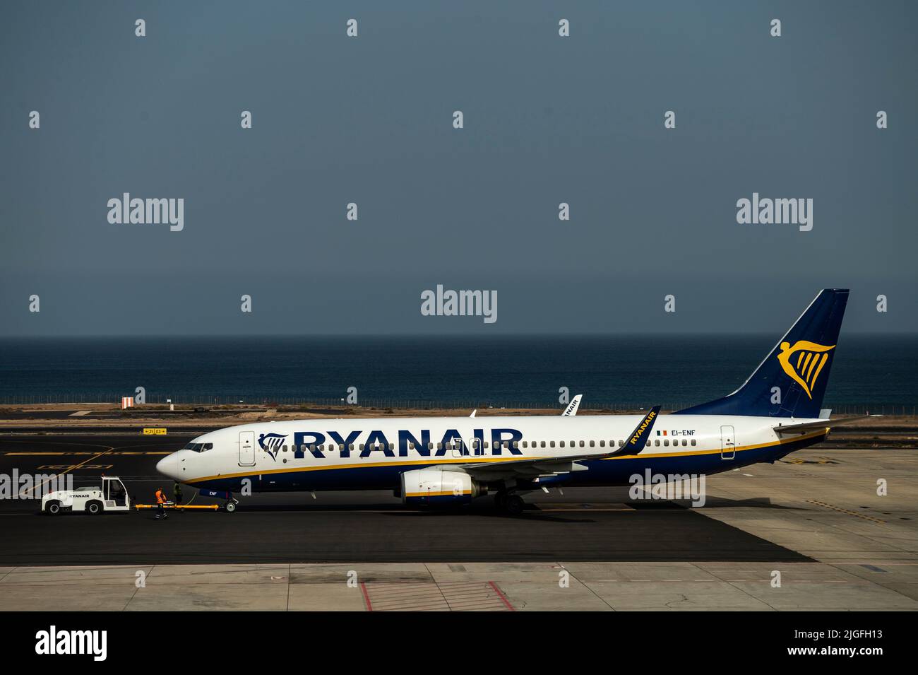 Ein Ryanair-Flugzeug wird vor dem Abflug auf dem Flughafen Cesar Manrique auf Lanzarote gesehen. Stockfoto