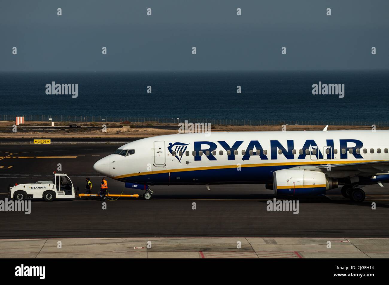 Ein Ryanair-Flugzeug wird vor dem Abflug auf dem Flughafen Cesar Manrique auf Lanzarote gesehen. Stockfoto