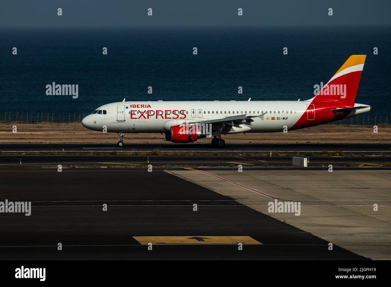 Das Flugzeug Iberia Express landet auf dem Flughafen Cesar Manrique auf Lanzarote, der von Madrid aus kommt. Stockfoto