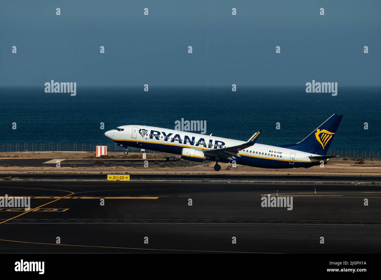 Ein Ryanair-Flugzeug startet vom Flughafen Cesar Manrique auf Lanzarote. Stockfoto