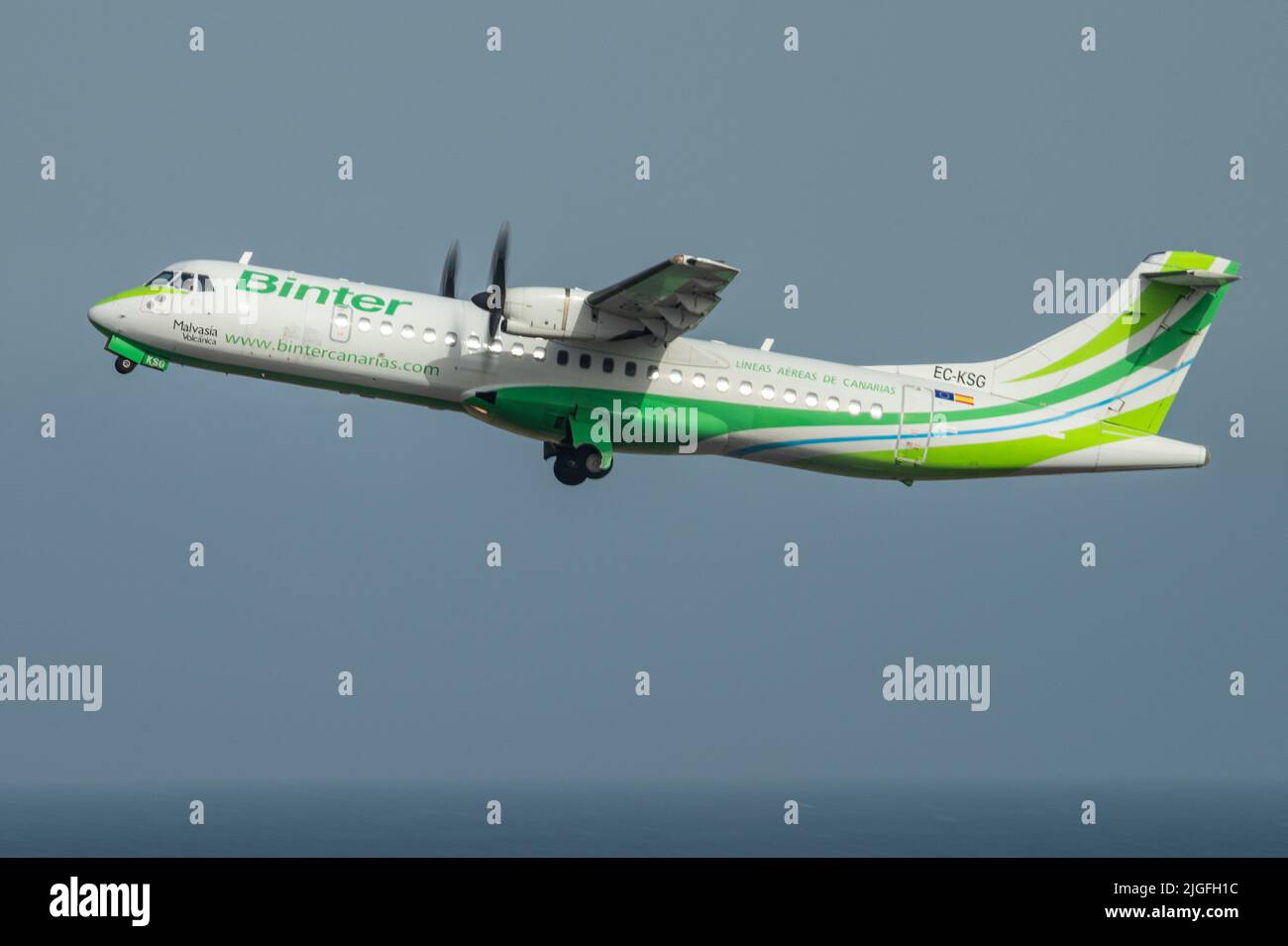 Ein Flugzeug der Binter Airlines startet vom Flughafen Cesar Manrique auf Lanzarote. Stockfoto