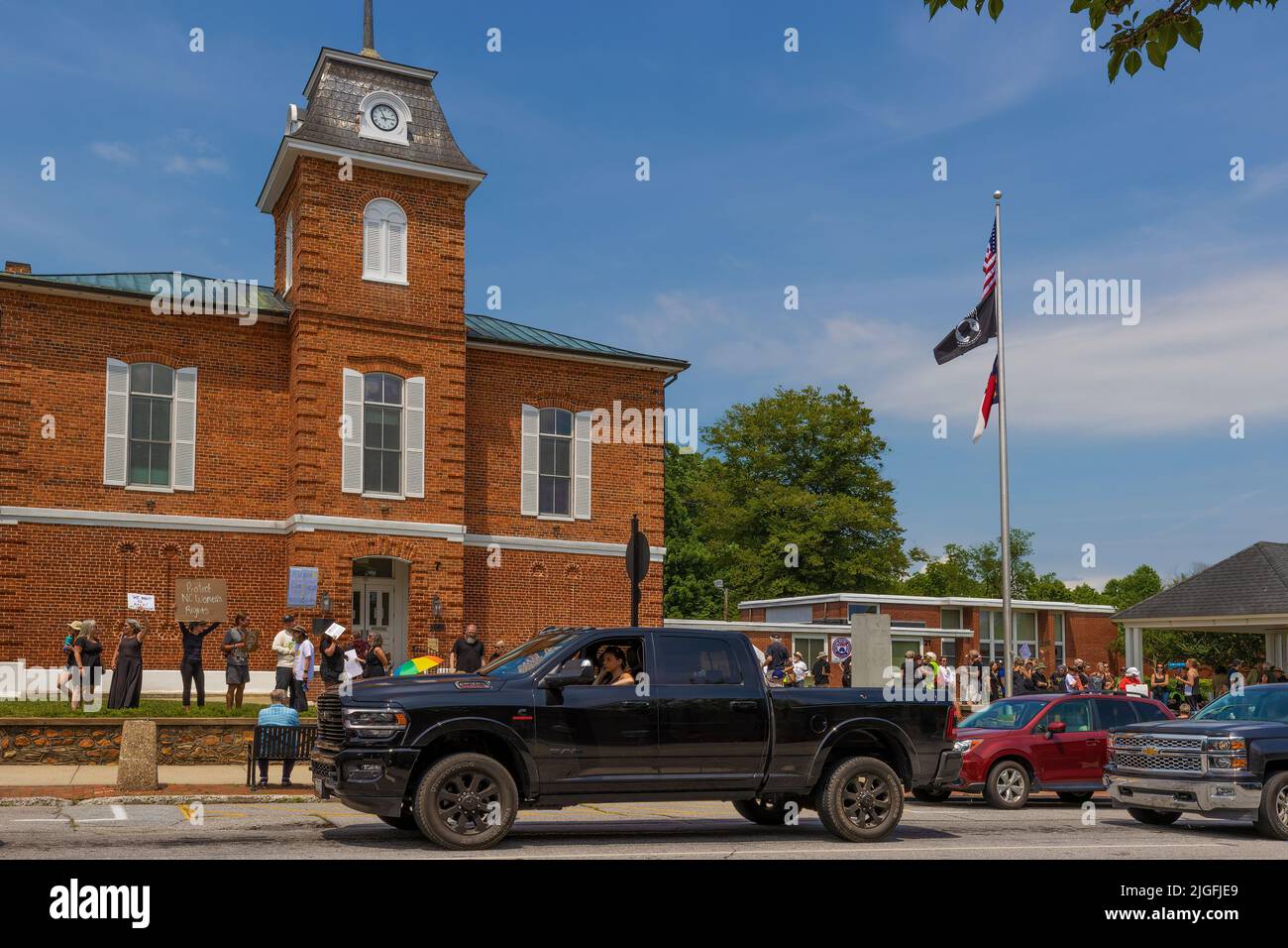 Brevard, North Carolina, USA - 25. Juni 2022: Demonstranten wegen des Obersten Gerichtshofs rullten gegen Roe v. Wade im Gerichtsgebäude. Stockfoto