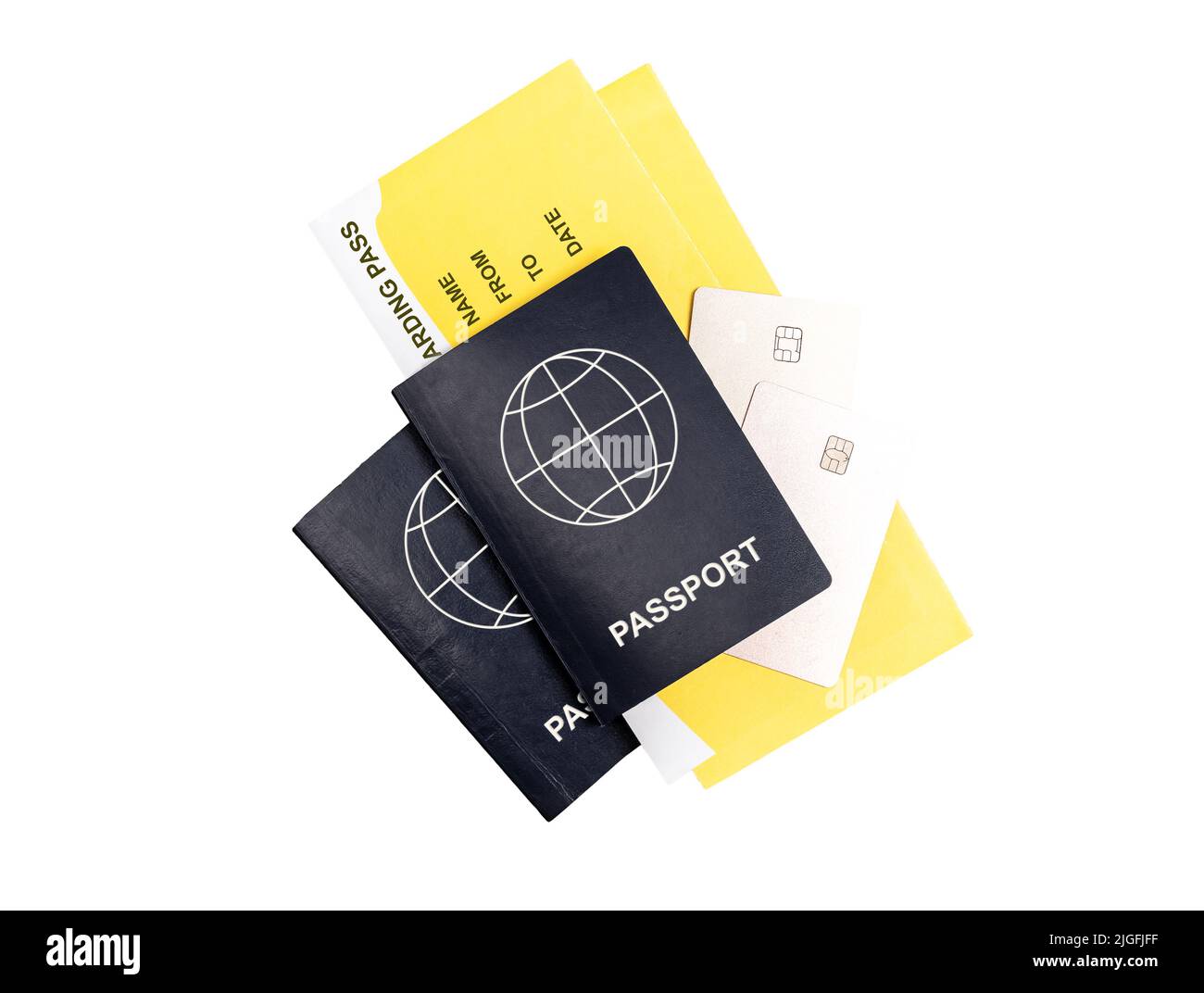 Zwei Pässe, Bordkarten und Kreditkarten auf weißem Hintergrund isoliert. Flug mit dem Paar oder mit der Familie. Tourismuskonzept. Hochwertige Fotos Stockfoto
