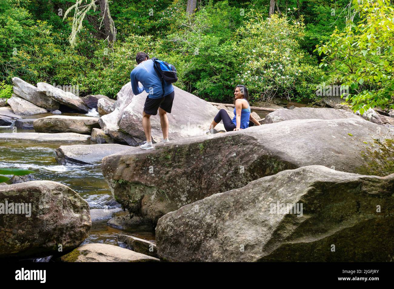 Brevard, North Carolina, USA - 25. Juni 2022: Große Felsbrocken am Little River im Dupont Forest, North Carolina. Stockfoto