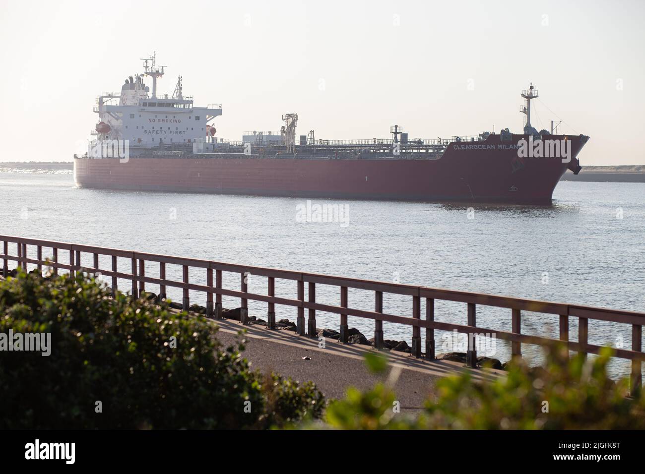 Chemical/Oil Products Tankschiff, das an einem sonnigen Wintermorgen im Juni den Hafen von Durban erreicht. Stockfoto