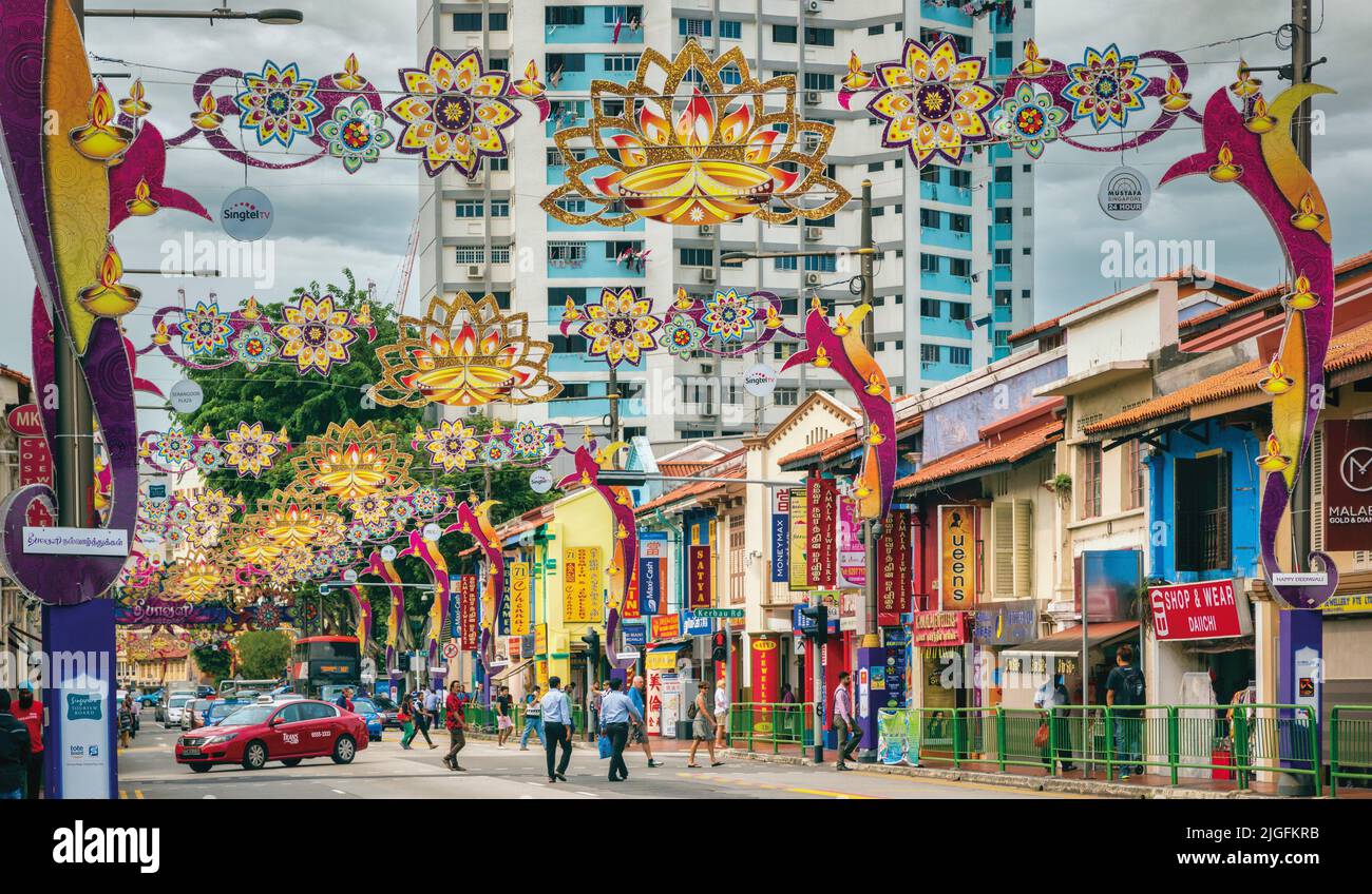 Serangoon Road, die Hauptdurchgangsstraße der Region, die als Little India bekannt ist, während des jährlichen Hindu Deepawali Festivals. Republik Singapur. Stockfoto