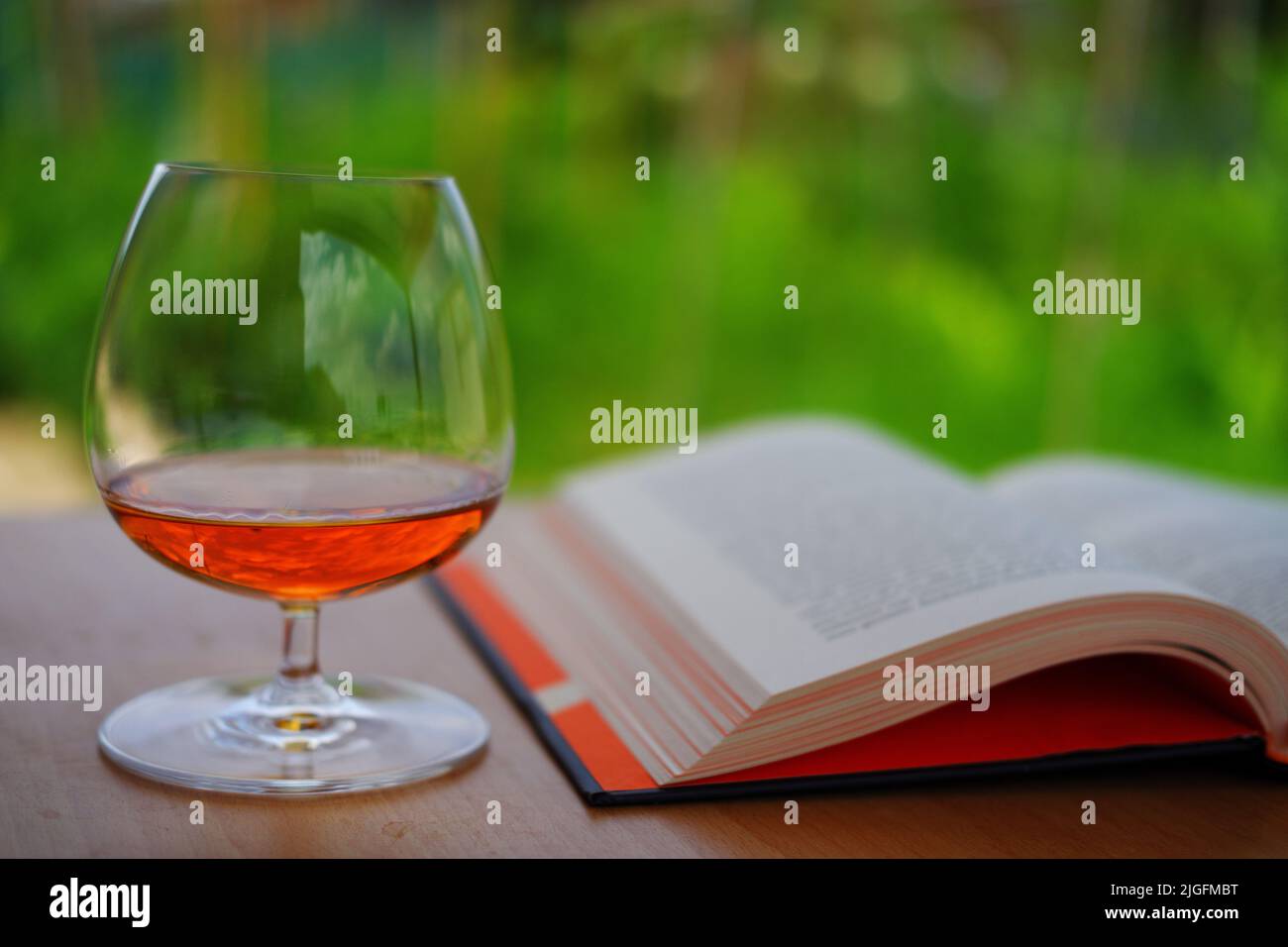 Cognac in Schnüfferglas und im Freien mit Bookeh buchen Stockfoto