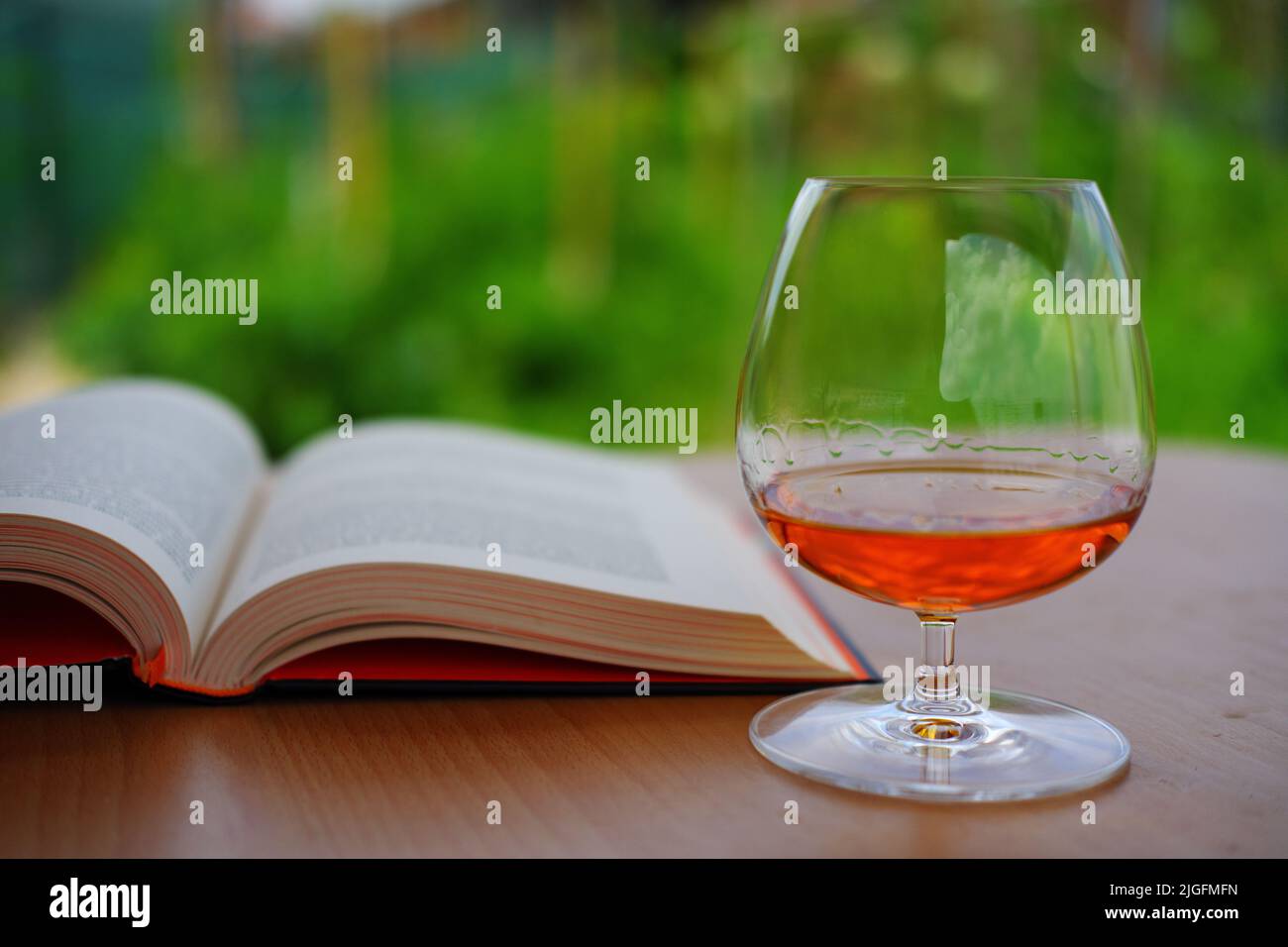 Cognac in Schnüfferglas und im Freien mit Bookeh buchen Stockfoto