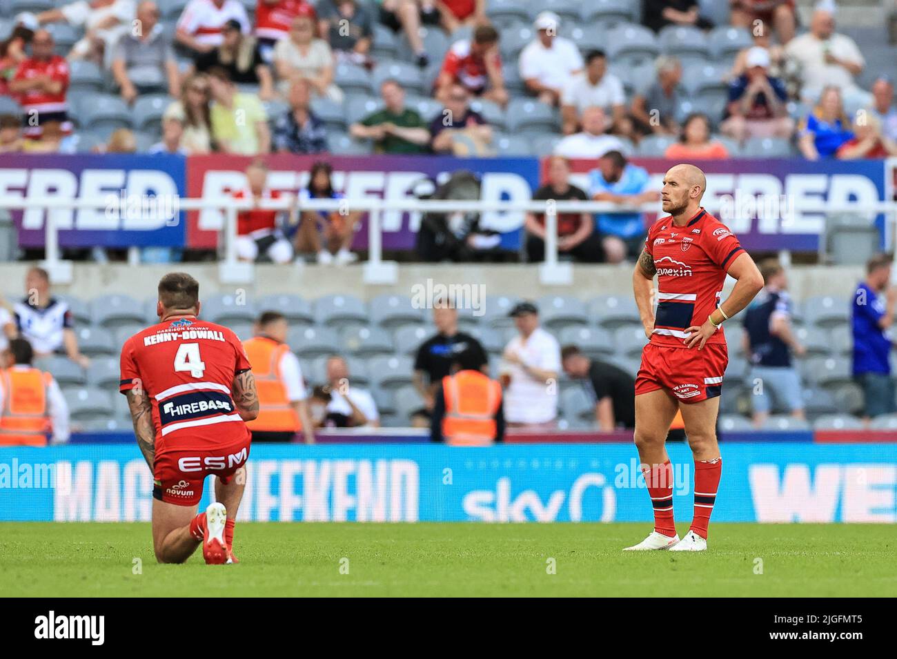 Newcastle, Großbritannien. 10.. Juli 2022. Ein niedergeschlagen Shaun Kenny-Dowall #4 von Hull KR und Dean Hadley #11 von Hull KR, nachdem sie am 7/10/2022 gegen Hull FC in Newcastle, Großbritannien, verloren hatten. (Foto von Mark Cosgrove/News Images/Sipa USA) Quelle: SIPA USA/Alamy Live News Stockfoto