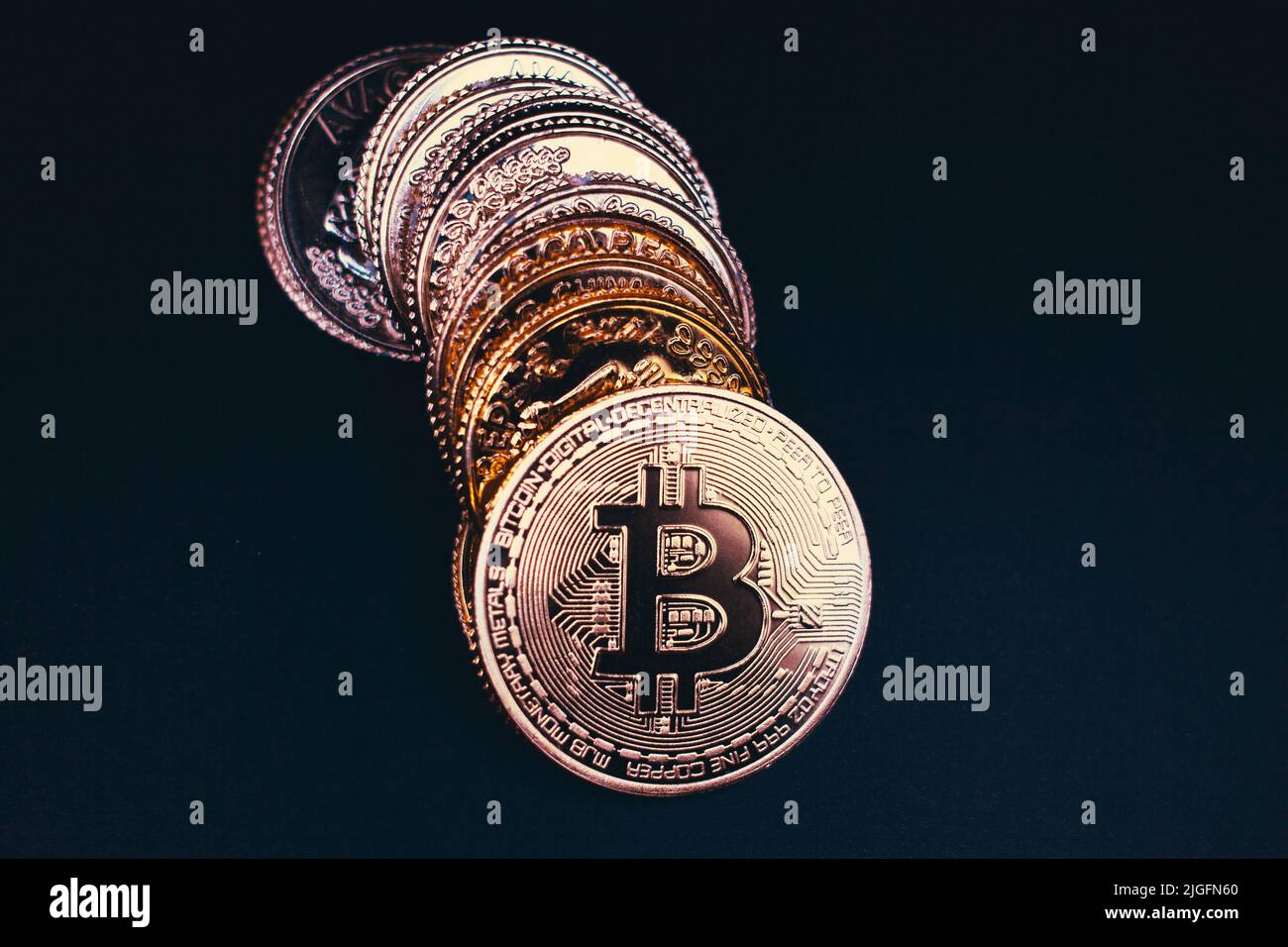 Stapel von Bitcoins in einem schwarzen Hintergrund, Studio geschossen. Stockfoto
