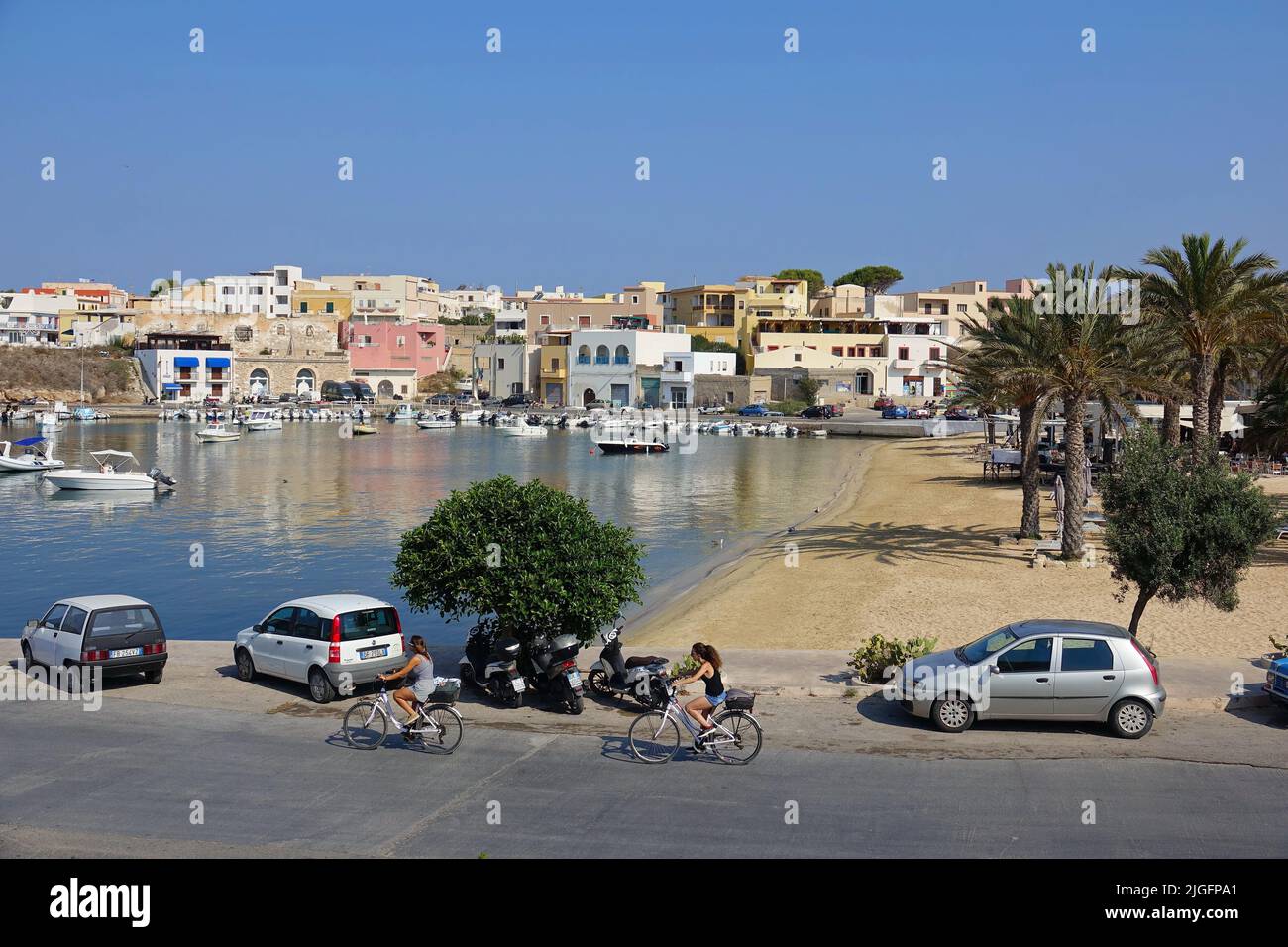 Blick auf das Dorf mit Blick auf den alten Hafen von Lampedusa. LAMPEDUSA, ITALIEN - AUGUST 2019 Stockfoto