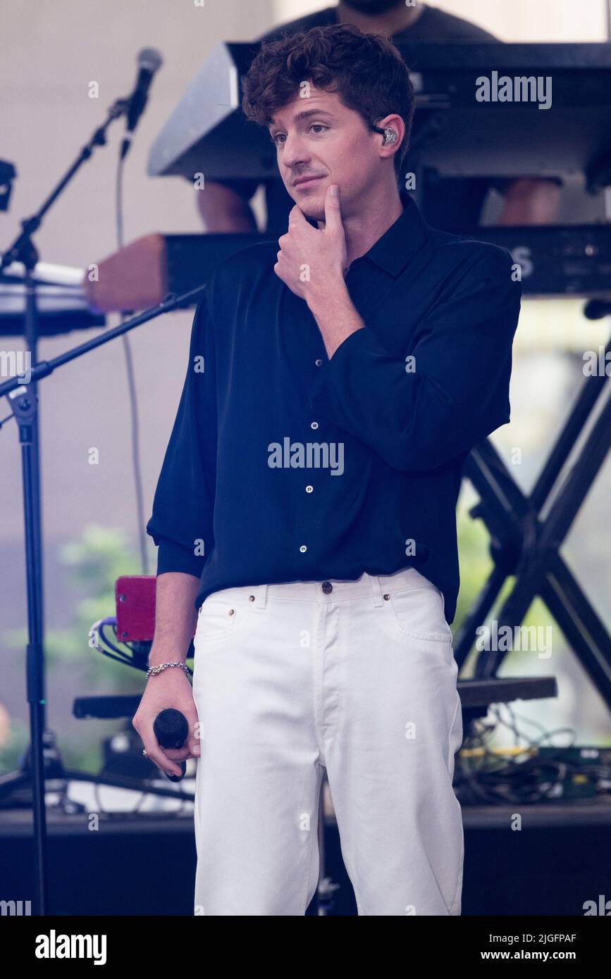 New York, NY, USA. 8.. Juli 2022. Charlie Puth auf der Bühne, NBC Today Show Concert Series mit Charlie Puth, Rockefeller Plaza, New York, NY, USA 8. Juli 2022. (Foto: Simon Lindenblatt/Everett Collection) auf der Bühne für die NBC Today Show Concert Series mit Charlie Puth, Rockefeller Plaza, New York, NY 8. Juli 2022. Quelle: Simon Lindenblatt/Everett Collection/Alamy Live News Stockfoto