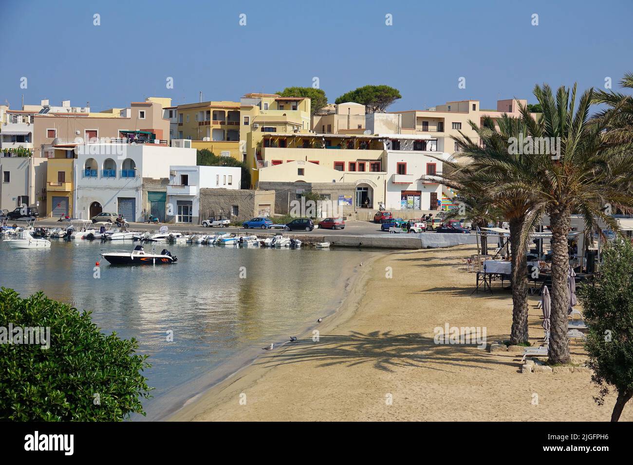 Blick auf das Dorf mit Blick auf den alten Hafen von Lampedusa. LAMPEDUSA, ITALIEN - AUGUST 2019 Stockfoto
