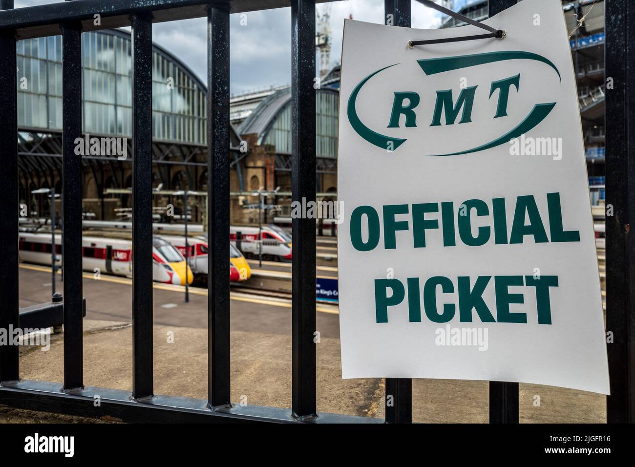 Zug streikt Großbritannien - RMT Union Offizielles Streikschild am Bahnhof Kings Cross in London. Stockfoto