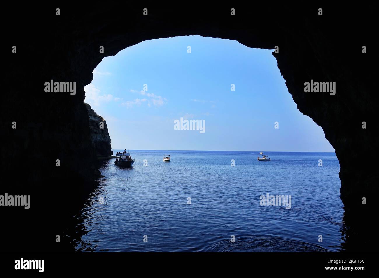 Blick auf die Küste der Insel Lampedusa Meer Paradies für Yachten und Schwimmer. Lampedusa, Italien - August 2019 Stockfoto
