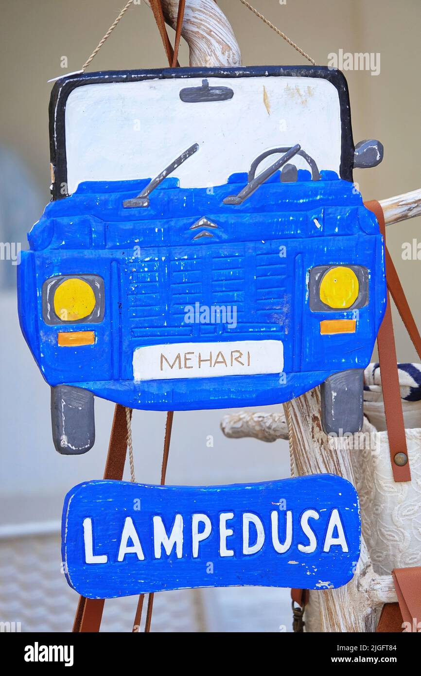 Ein klassisches Touristengeschenk, das den typischen Mehari-Wagen aus Lampedusa darstellt. LAMPEDUSA, ITALIEN - AUGUST 2019 Stockfoto