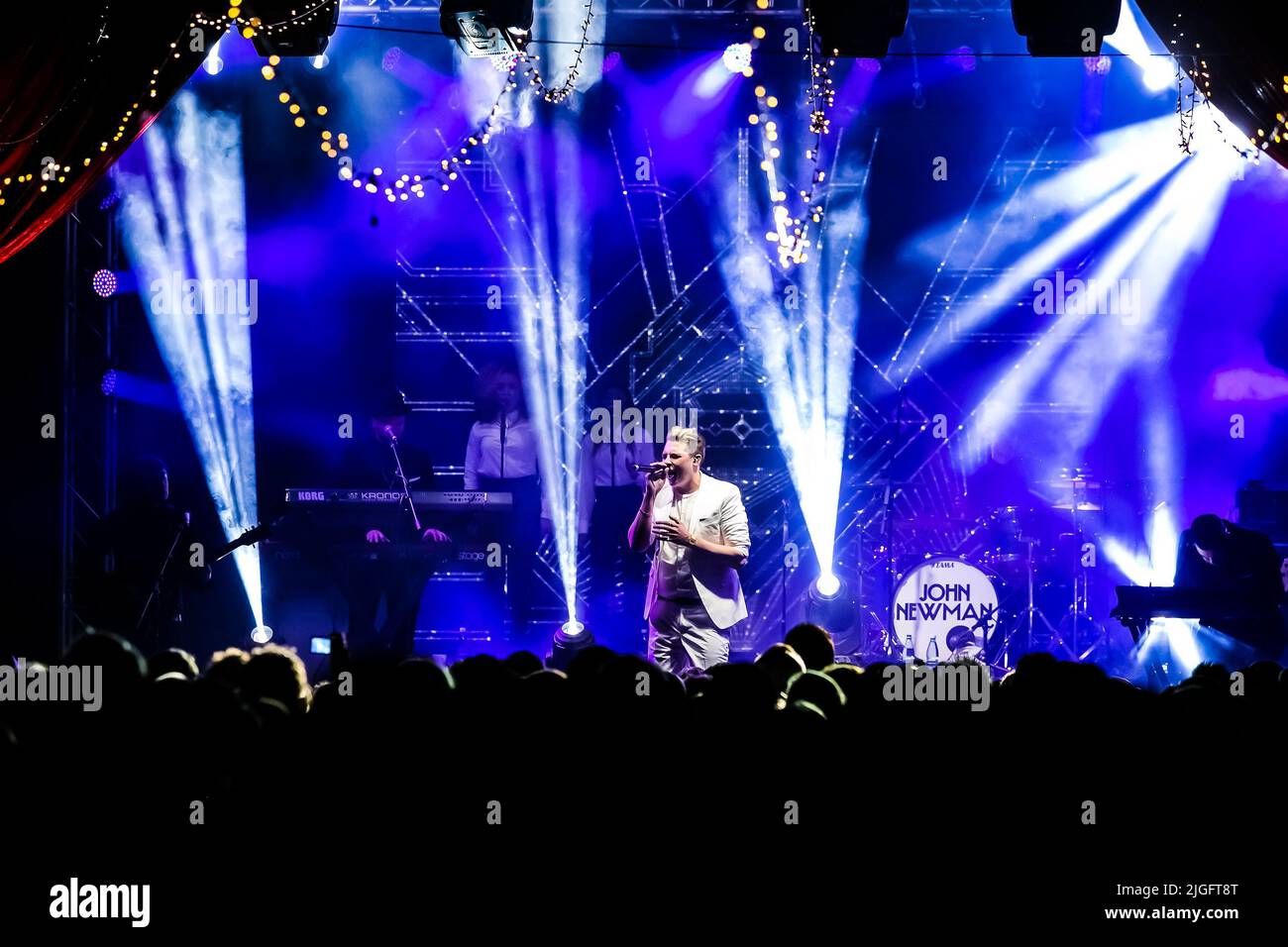 Der britische Singer Songwriter John Newman spielt live auf der Bühne Stockfoto