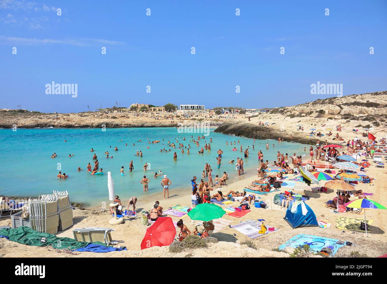 Blick auf die Küste der Insel Lampedusa Meer Paradies für Yachten und Schwimmer. Lampedusa, Italien - August 2019 Stockfoto