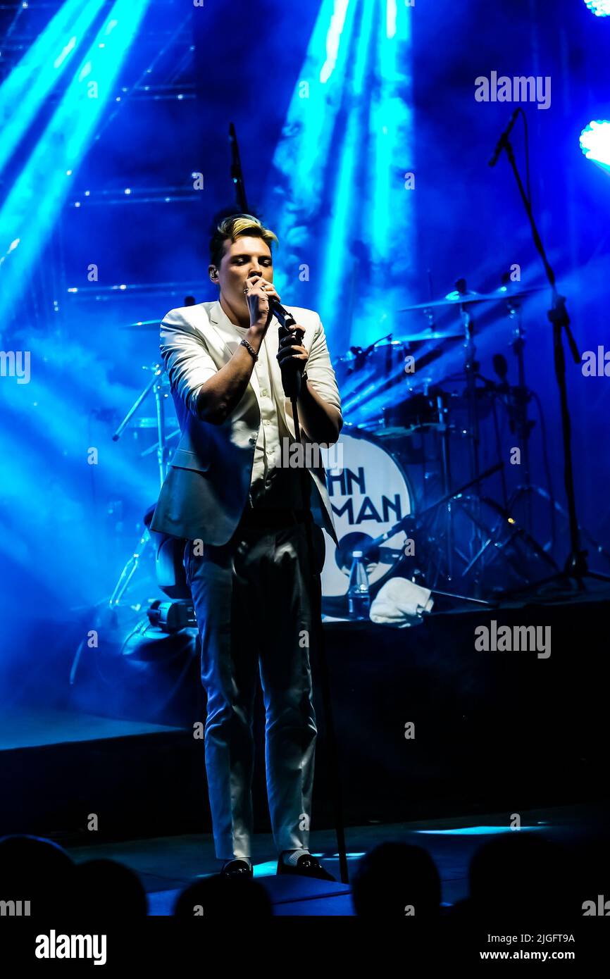 Eine vertikale Aufnahme des britischen Singer Songwriters John Newman, der live auf der Bühne auftrat Stockfoto