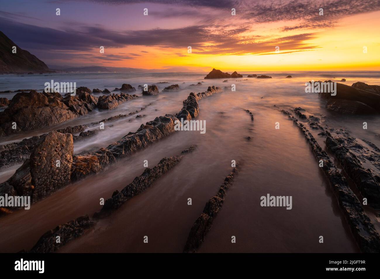 Strand von Barrika bei Sonnenuntergang, Baskenland, Spanien Stockfoto