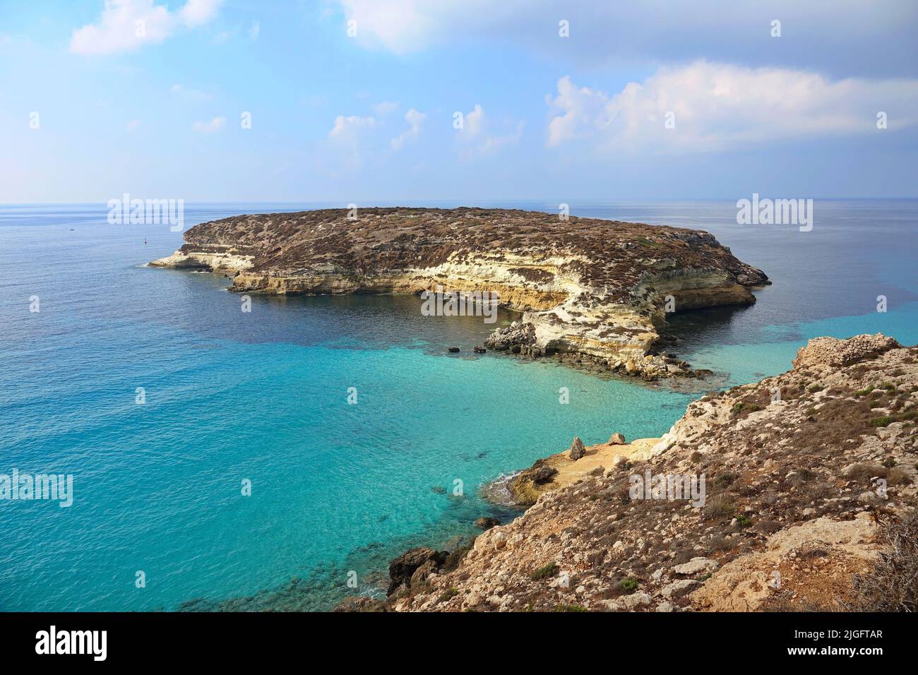 Blick auf den berühmtesten Meeresort Lampedusa, Rabbits Beach oder die Insel Conigli. LAMPEDUSA, ITALIEN - AUGUST 2019 Stockfoto