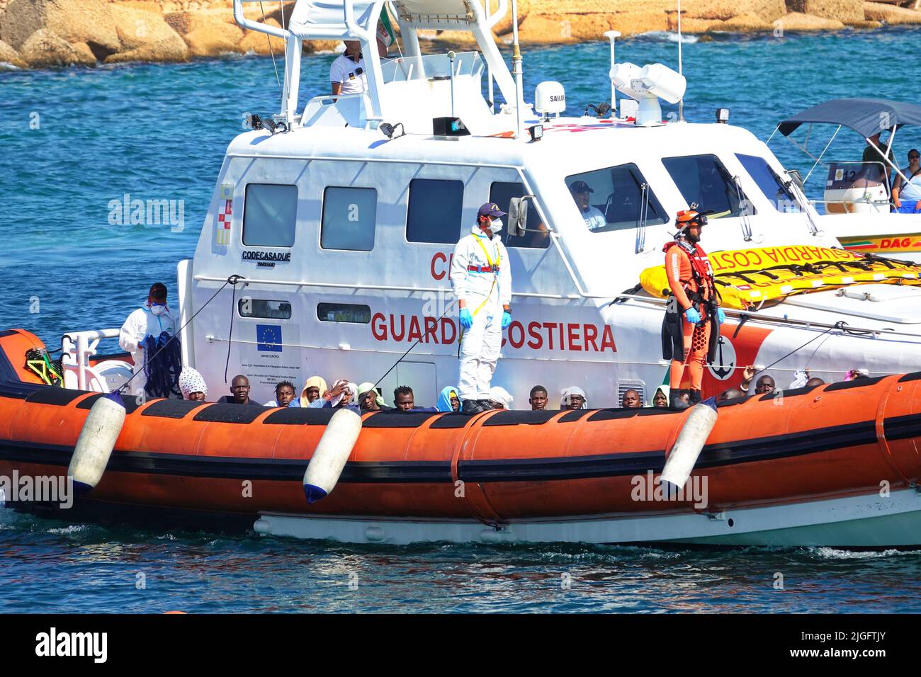 Illegale Einwanderer aus Afrika, die von Küstenwache gerettet wurden, kommen im Hafen an. Lampedusa, Italien - September 2019 Stockfoto