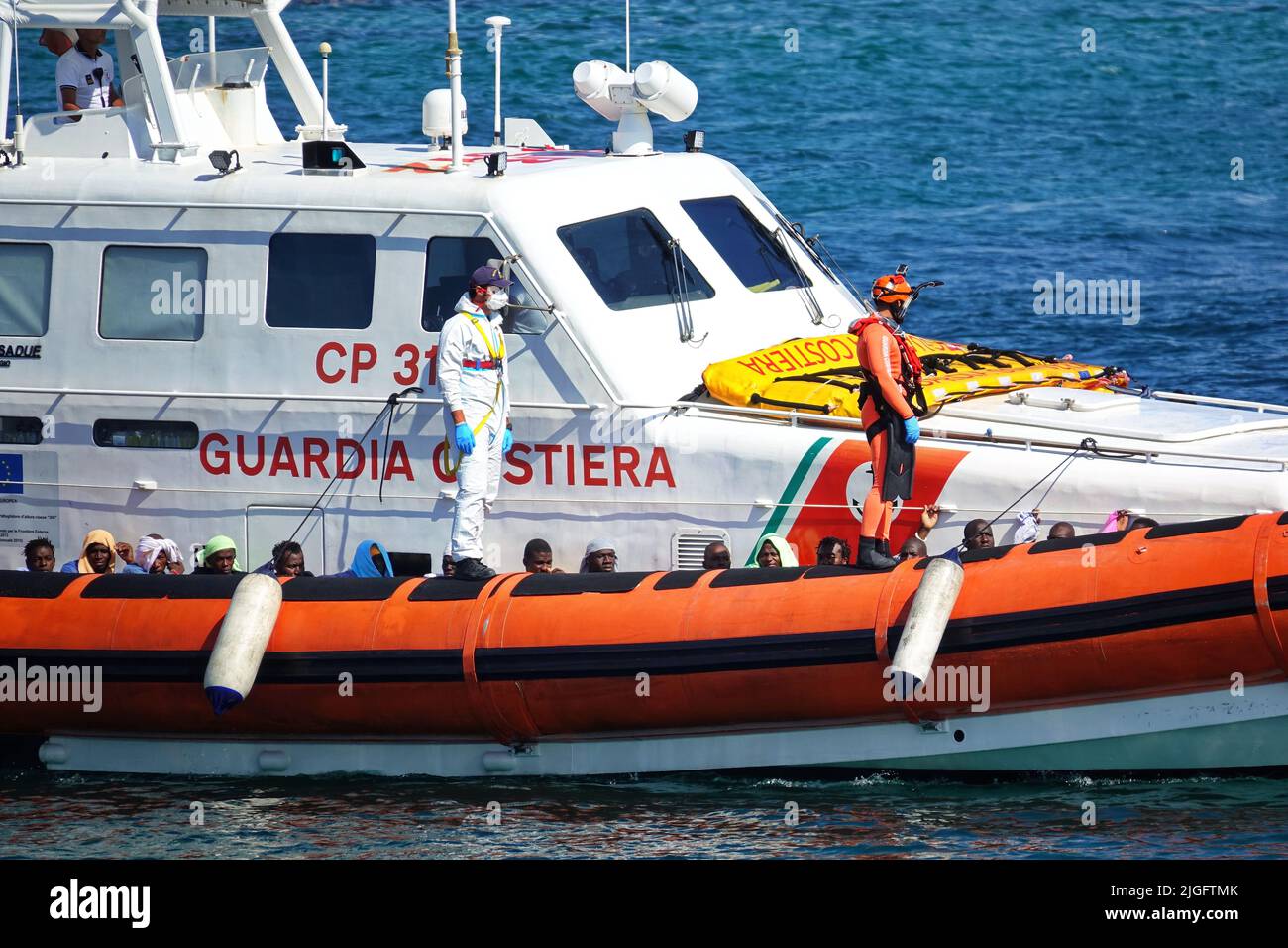 Illegale Einwanderer aus Afrika, die von Küstenwache gerettet wurden, kommen im Hafen an. Lampedusa, Italien - September 2019 Stockfoto