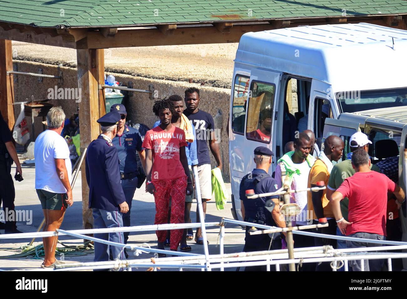 Illegale Einwanderer aus Afrika, die von Küstenwache gerettet wurden, kommen im Hafen an. Lampedusa, Italien - September 2019 Stockfoto