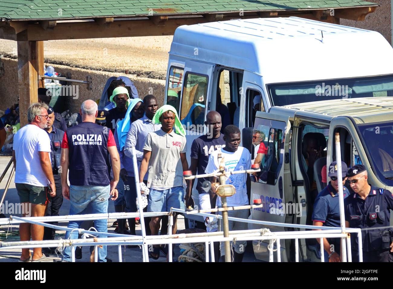 Illegale Einwanderer aus Afrika, die von Küstenwache gerettet wurden, kommen im Hafen an. Lampedusa, Italien - September 2019 Stockfoto