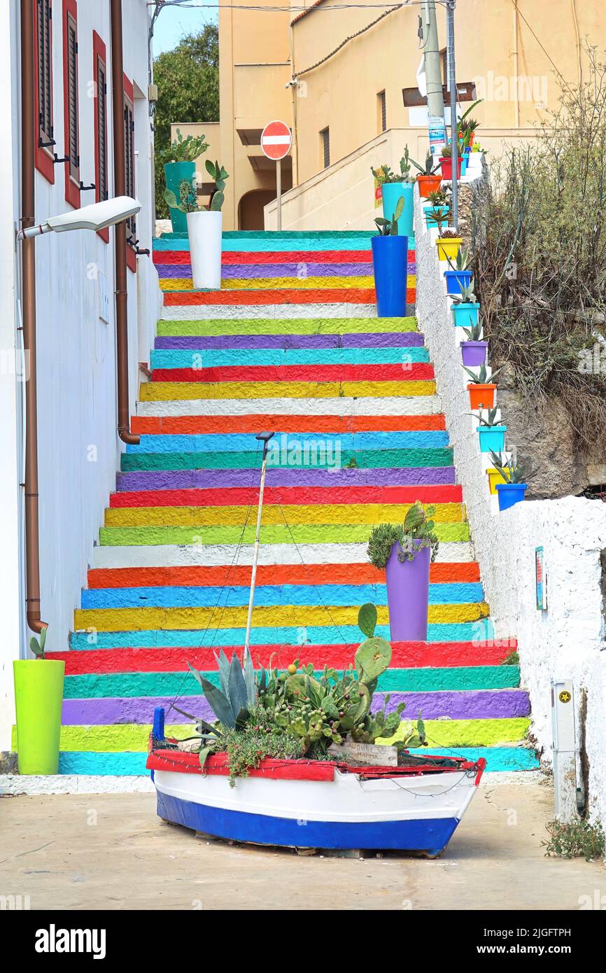 Farbige Treppe, die von der Stadt zum alten Hafen führt. Lampedusa, Italien - August 2019 Stockfoto