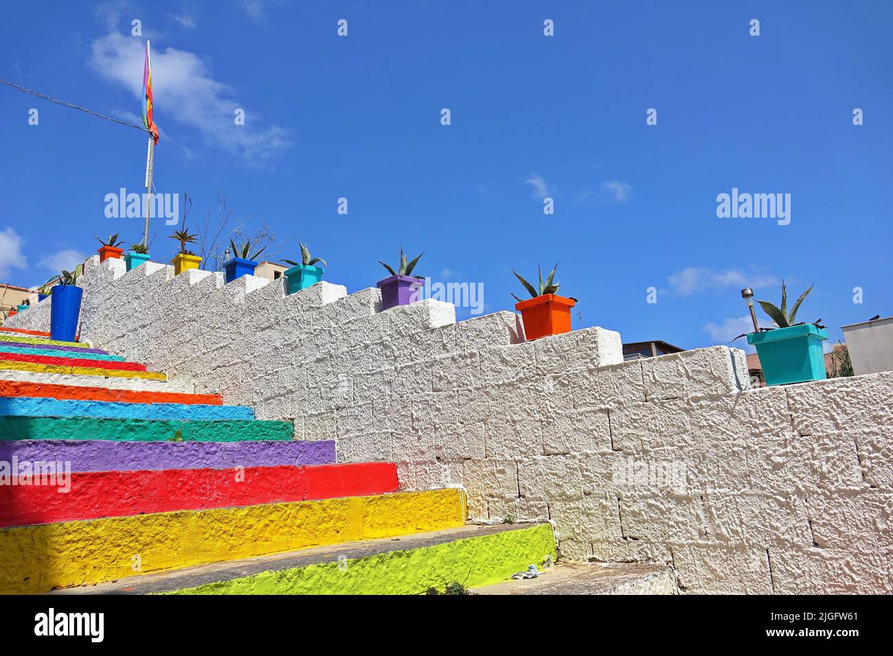Farbige Treppe, die von der Stadt zum alten Hafen führt. Lampedusa, Italien - August 2019 Stockfoto