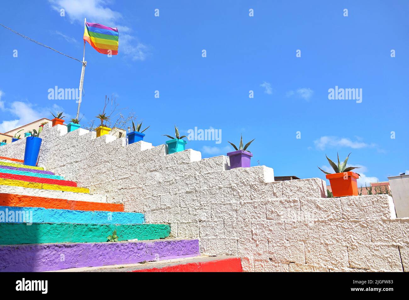 Farbige Treppe, die von der Stadt zum alten Hafen führt. Lampedusa, Italien - August 2019 Stockfoto