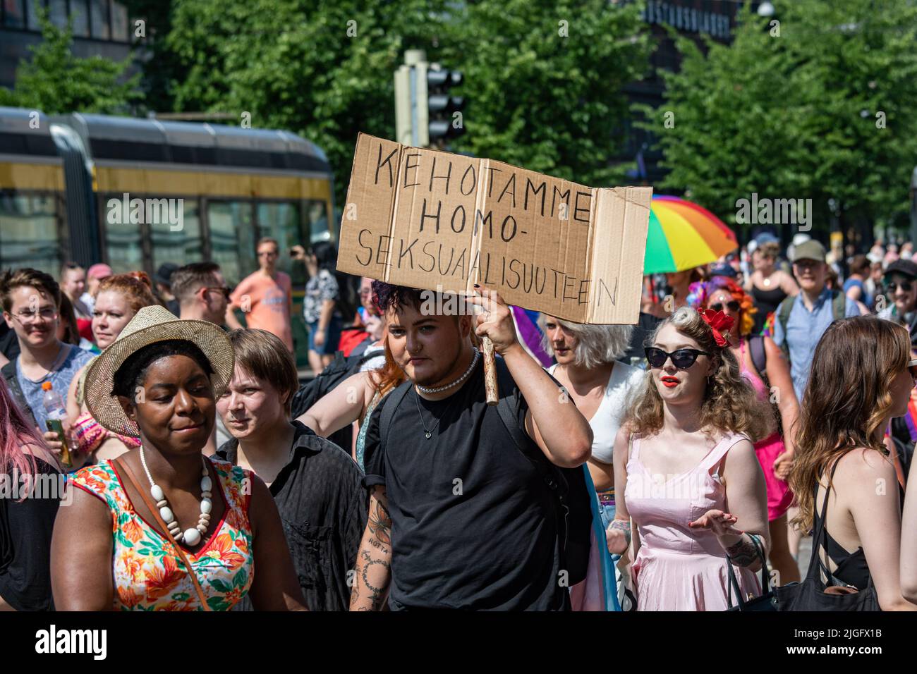 Kehotamme homoseksuaalisuteen. Mann mit handgeschriebenem Pappschild bei der Helsinki Pride 2022 Parade in Mannerheimintie, Helsinki, Finnland. Stockfoto