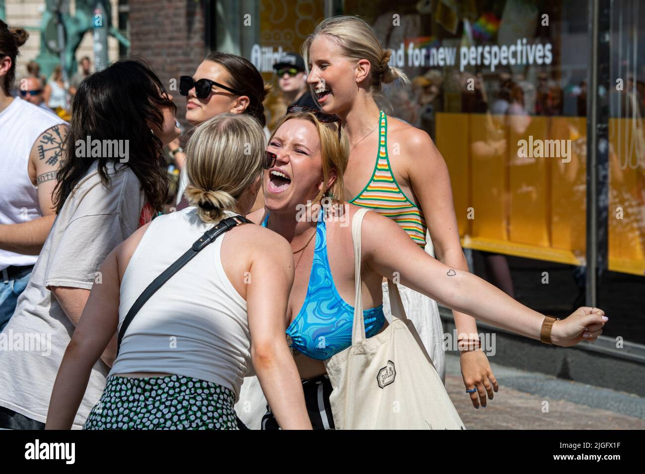 Frauen feiern den Helsinki Pride 2022 in Mannerheimintie, Helsinki, Finnland Stockfoto