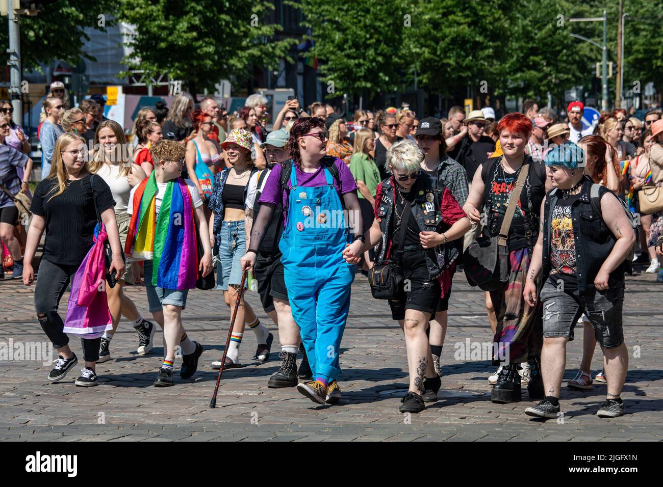 Junge Menschen marschieren bei der Helsinki Pride 2022 Parade in Mannerheimintie, Helsinki, Finnland Stockfoto