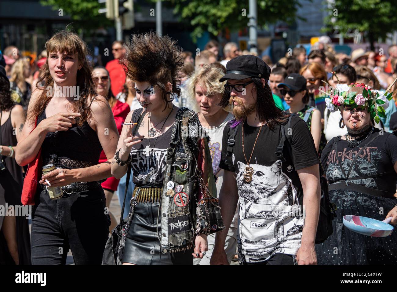Menschen marschieren bei der Helsinki Pride 2022 Parade in Mannerheimintie, Helsinki, Finnland Stockfoto