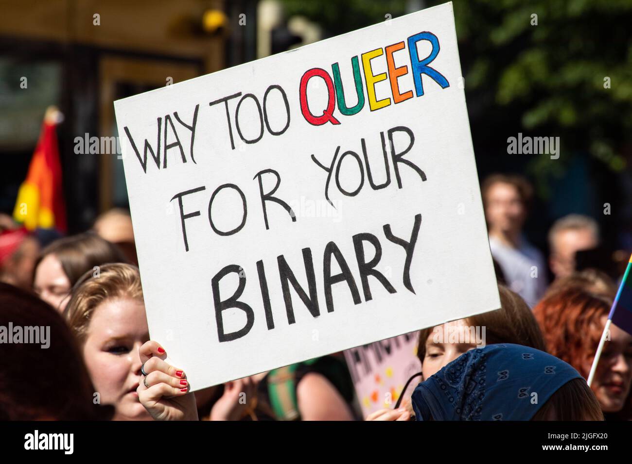 Viel zu queer für Ihre binäre. Handgeschriebenes Schild bei der Helsinki Pride 2022 Parade in Helsinki, Finnland. Stockfoto