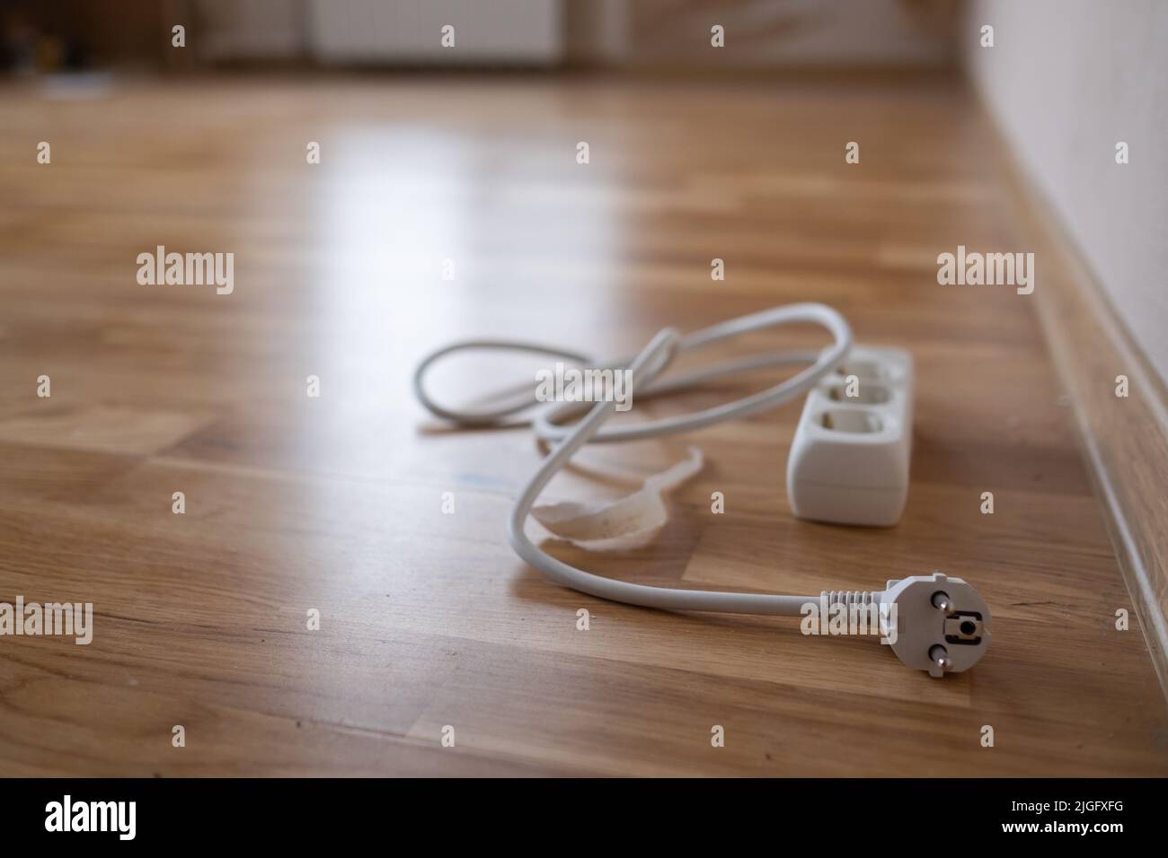 Weiße Mehrfachsteckerleiste mit langem Kabel zur Verlängerung des Netzteilkabels Stockfoto