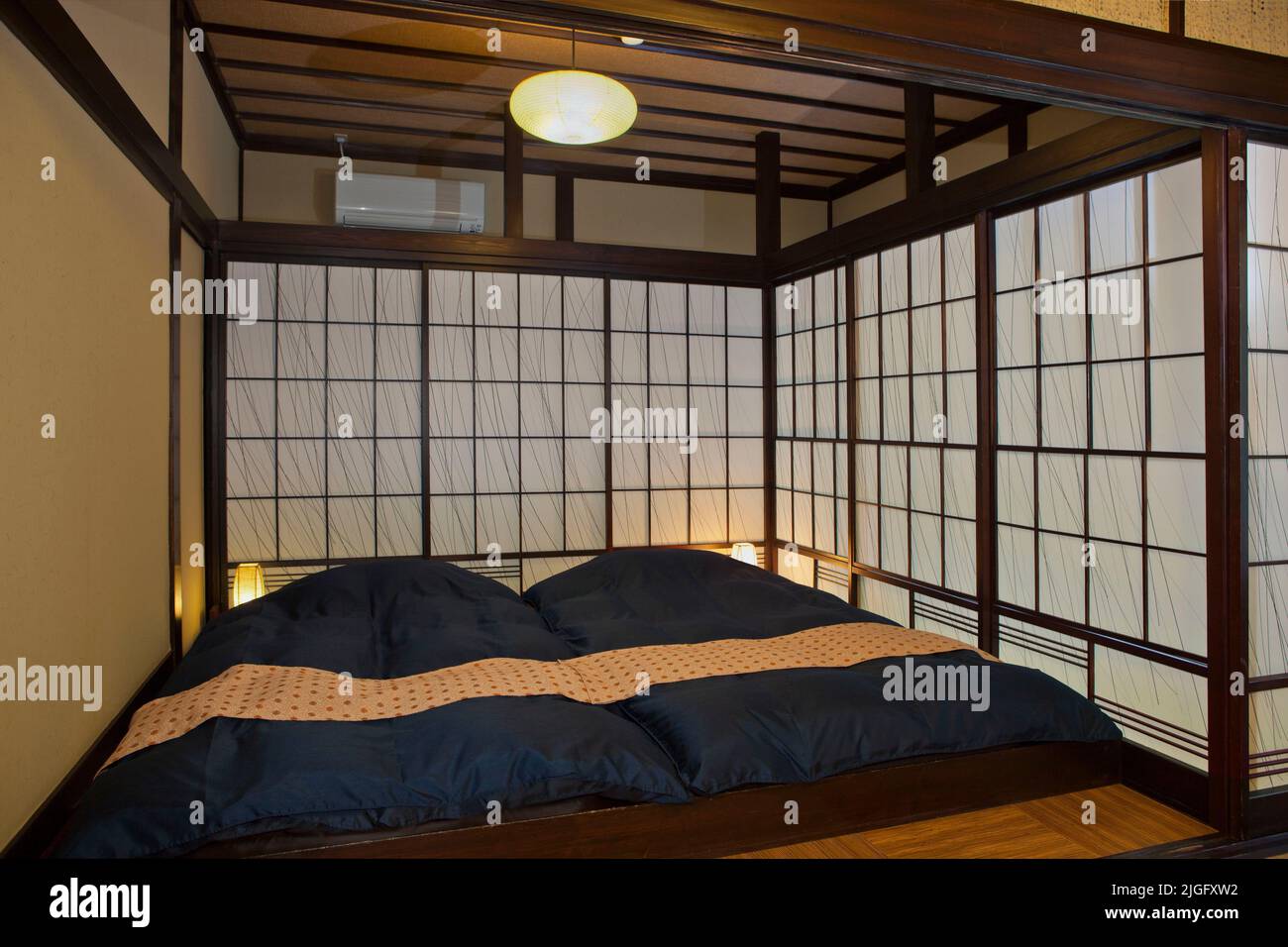 Futonbett und Tatami-Matten im traditionellen Onsen-Resort in Shizuoka, Japan Stockfoto