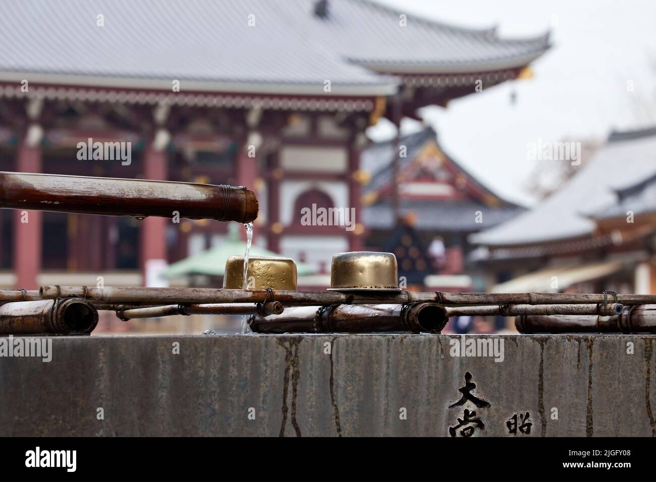 Dippers on Fountain at Honmonji Temple in Ikegami, Tokyo, Japan Stockfoto