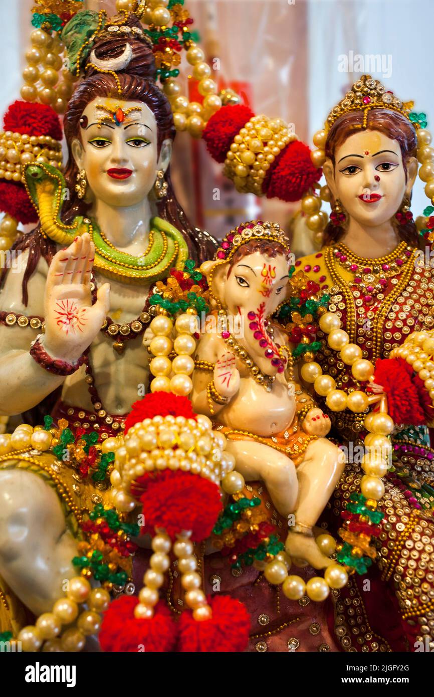 Östliche Religionsfiguren im indischen Restaurant in Tokio, Japan Stockfoto