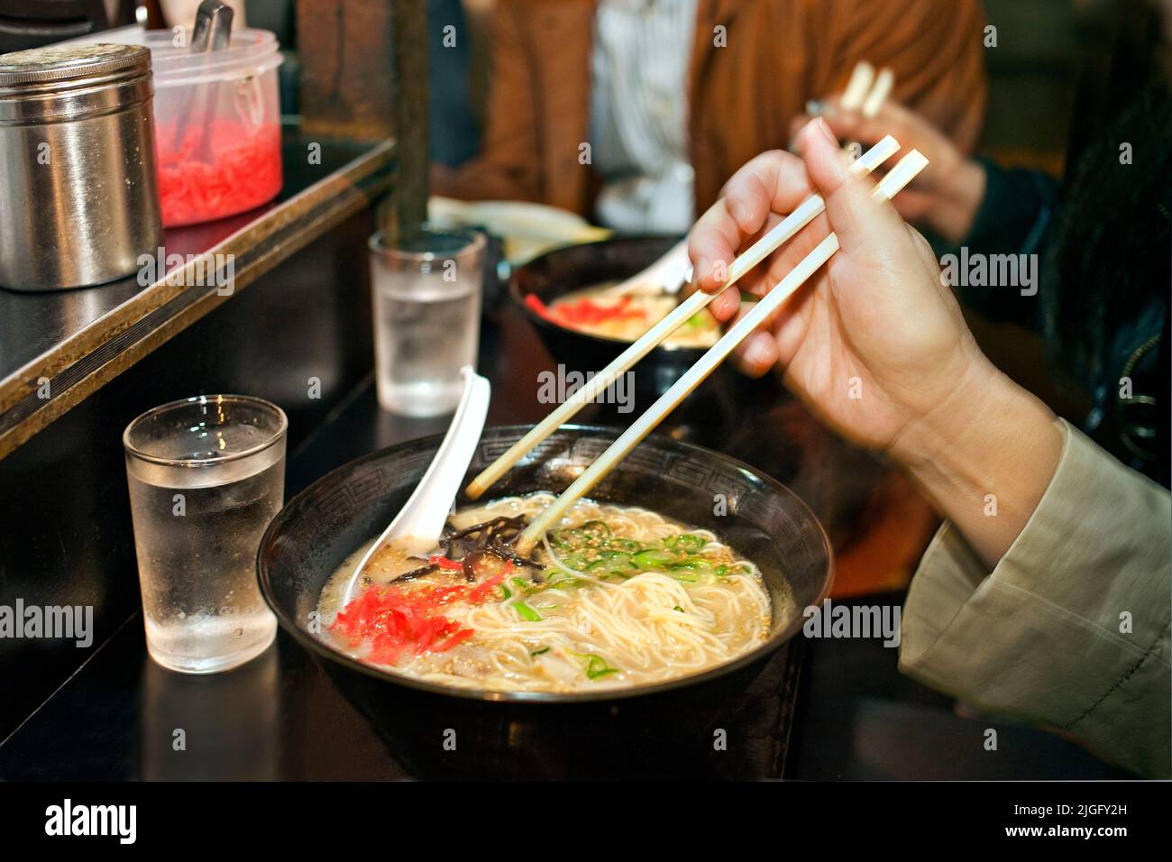 Essen von Ramen-Nudeln namens Yatai an einem mobilen Imbissstand in Fukuoka, Kyushu, Japan Stockfoto