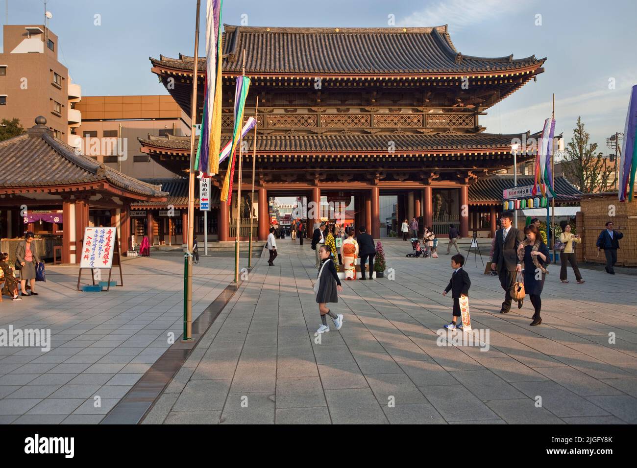 Familien besuchen Kawasaki Temple_Japan H Stockfoto