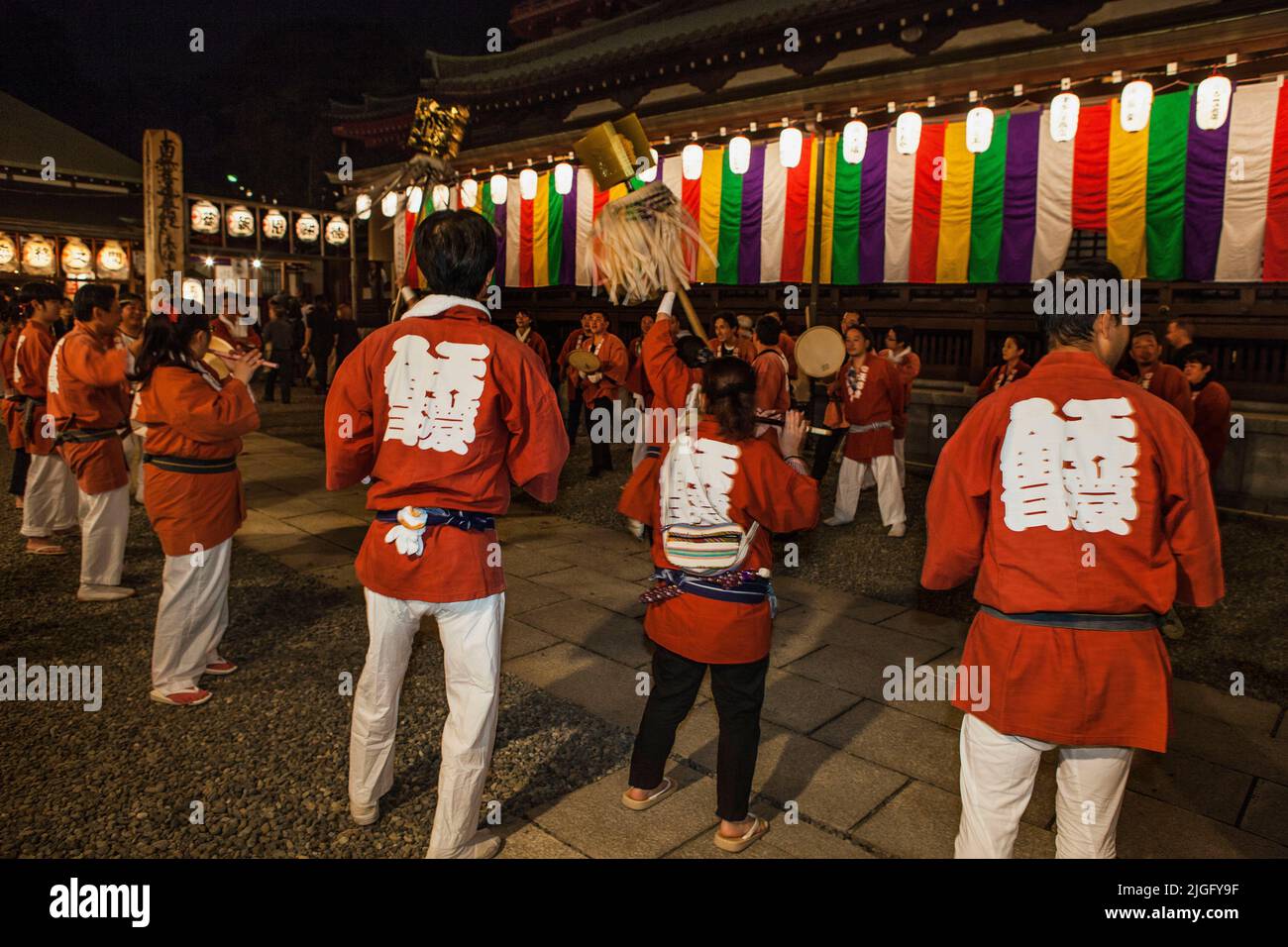 Die Teilnehmer tanzen und spielen Musik beim Oeshiki Festival Daibo Hongyoji Temple, Ikegami, Tokio, Japan Stockfoto