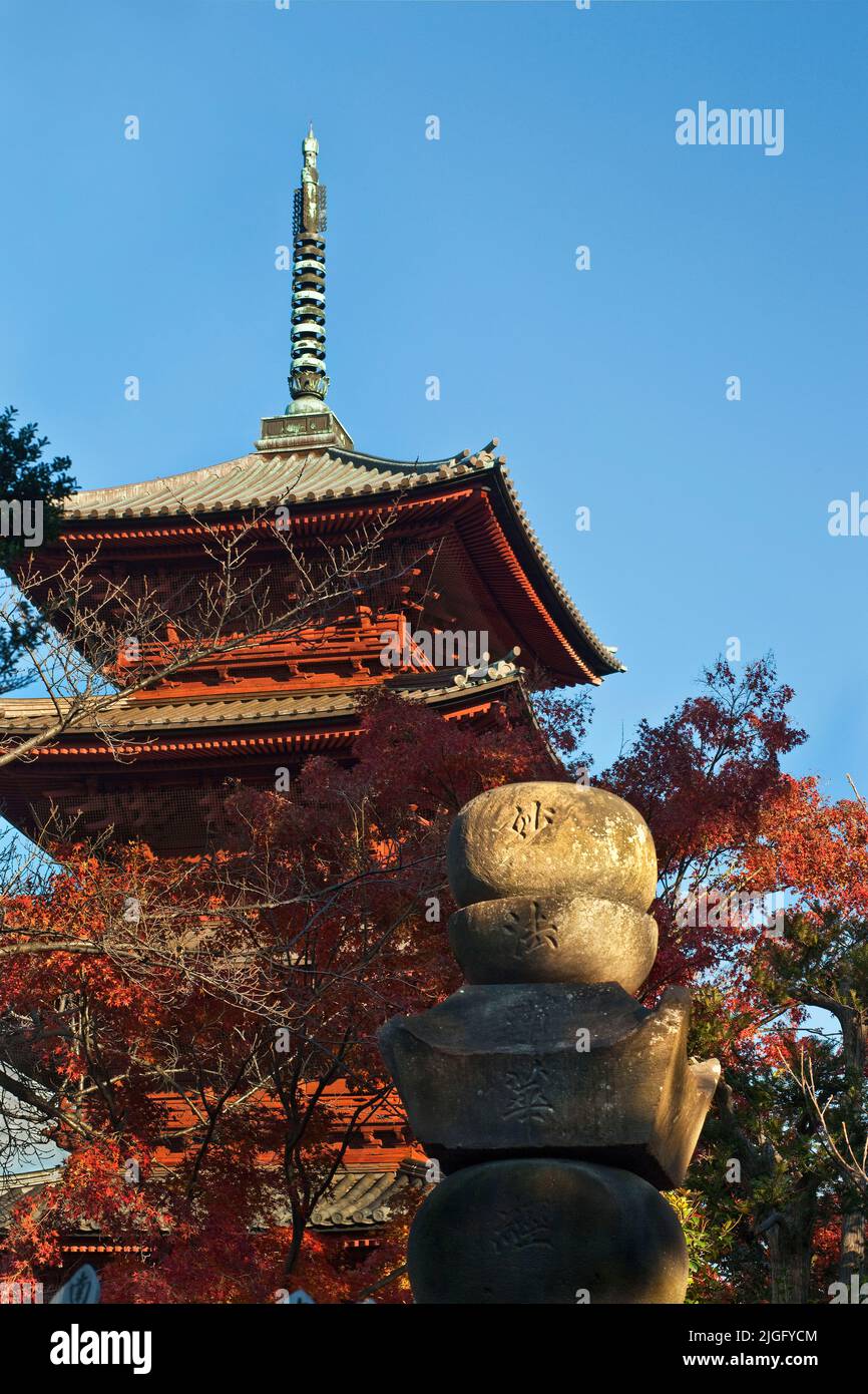 Fünfstöckige Pagode und Friedhof Autumn Ikegami Honmonji Temple Tokyo Japan Stockfoto